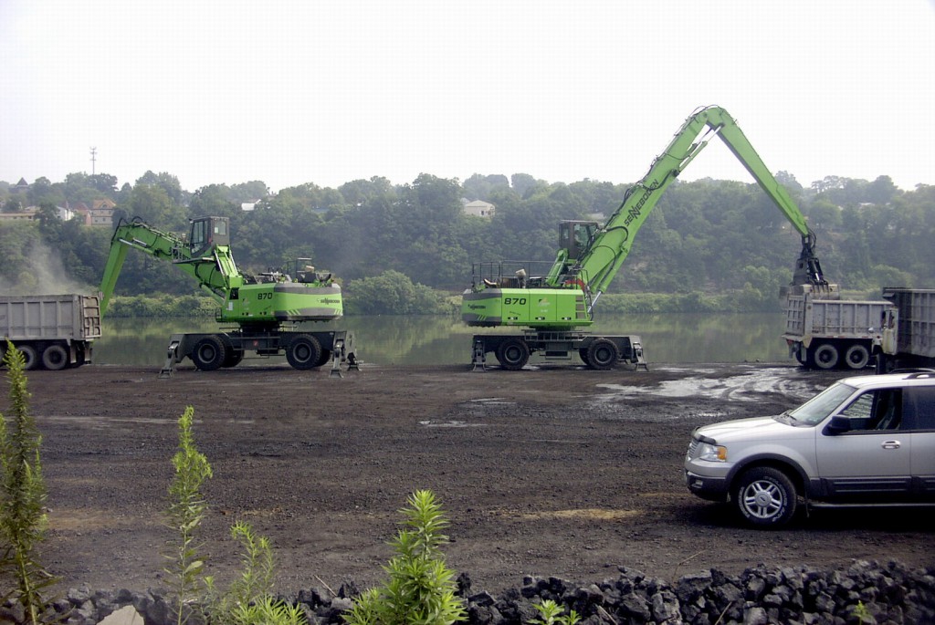 “Business Is Picking Up!” At Lindy Paving With New SENNEBOGEN Material