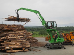 The compact size and 360 degree lifting capability of the SENNEBOGEN 821 M log-handler are well-suited to the busy yard conditions at Scotia Atlantic Biomass.