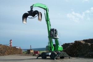 The SENNEBOGEN 830 M-T is an 85,000 lb. rubber-tired material handler featuring an undercarriage specially engineered for pulling heavy loads.