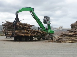 The 830 M-T is equipped to complete the entire duty cycle from the stockpile to the infeed deck without requiring other machines to feed it or pull its loads.