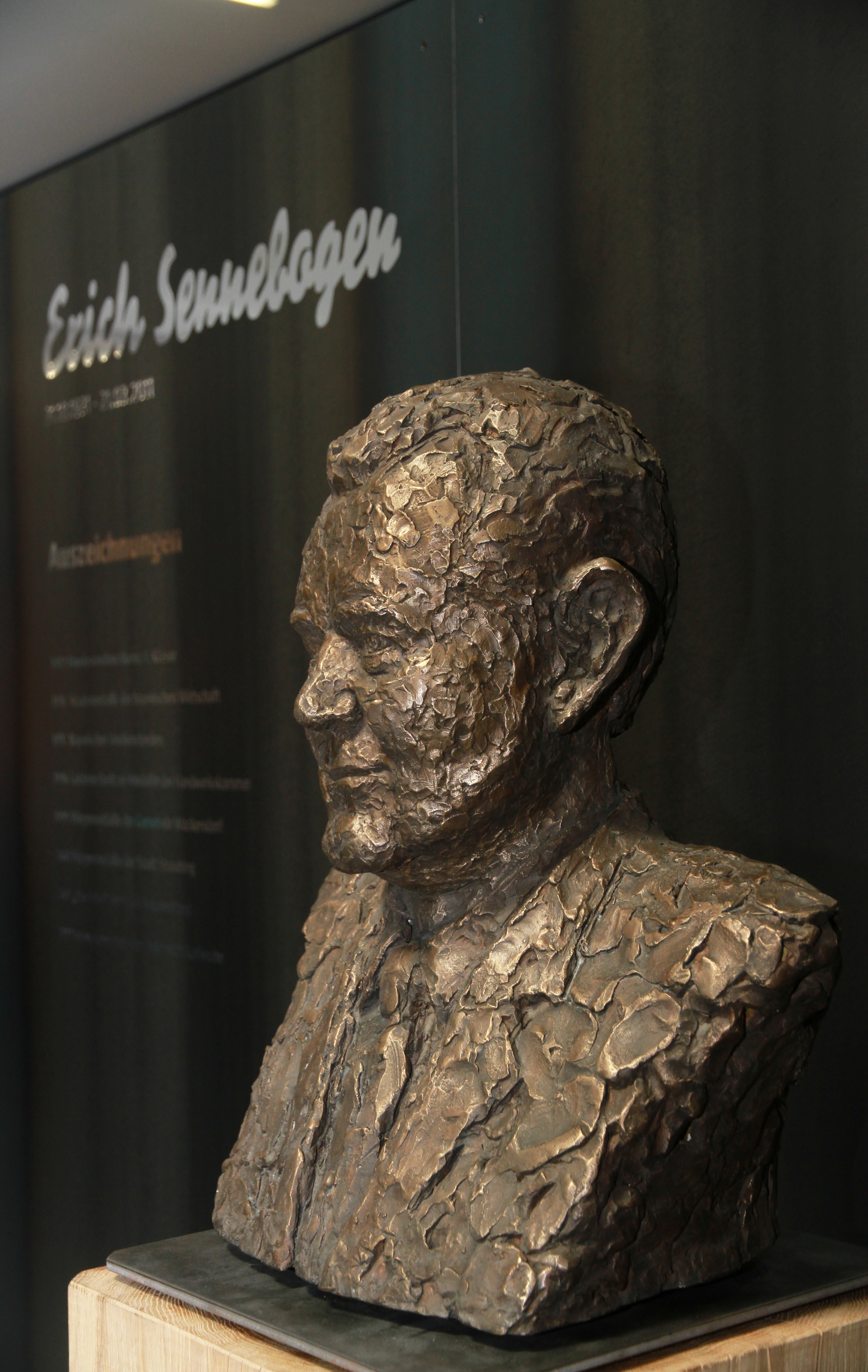 A bust of Erich Sennebogen, the Company’s founder, welcomes people arriving at the Museum. 