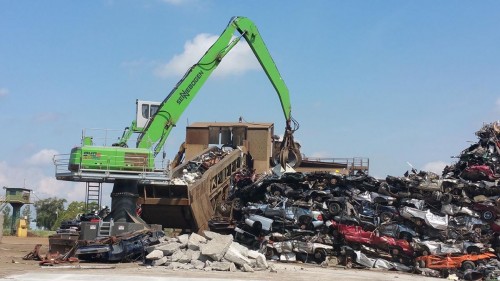 The responsiveness of the hydraulics lets the operator sort feedstock from the pile easily. 