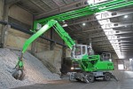 Using an ingenious ceiling trolley to supply power, this SENNEBOGEN 825 M electric material handler can range freely throughout Nickelhütte’s indoor recycling facility.